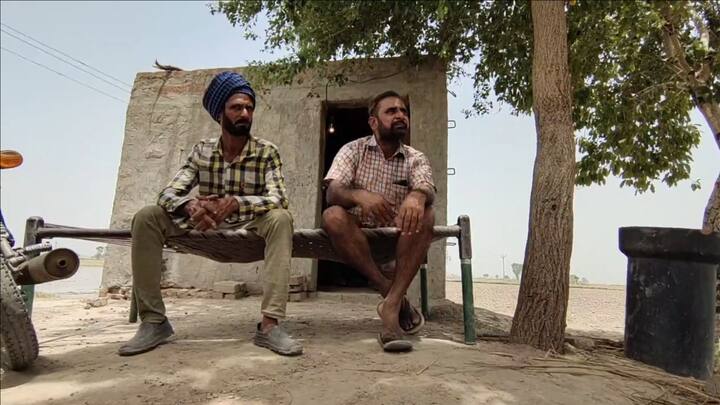 ਘੱਗਰ ਦਰਿਆ ਦੇ ਮਨਰੇਗਾ ਵਿੱਚ ਕੰਮ ਕਰਨ ਵਾਲੀਆਂ ਔਰਤਾਂ ਘੱਗਰ ਦਰੀਆ ਦੇ ਕਮਜ਼ੋਰ ਕੰਢਿਆਂ 'ਤੇ ਬੋਰੀਆਂ ਪਾਉਂਦੀਆਂ ਹੋਈਆਂ ਮਿਲੀਆਂ। ਇਸ ਬਾਰੇ ਕਿਸਾਨ ਦਾਅਵਾ ਕਰ ਰਹੇ ਹਨ ਕਿ ਪੰਚਾਇਤਾਂ ਆਪਣੇ ਤੌਰ ‘ਤੇ ਸਥਾਪਿਤ ਕੀਤੀਆਂ ਜਾ ਰਹੀਆਂ ਹਨ ਪਰ ਪ੍ਰਸ਼ਾਸਨ ਕਹਿ ਰਿਹਾ ਹੈ ਕਿ ਅਸੀਂ ਇਨ੍ਹਾਂ ਮਨਰੇਗਾ ਕਰਮਚਾਰੀਆਂ ਨੂੰ ਬੀਡੀਪੀਓ ਦੇ ਆਦੇਸ਼ਾਂ ‘ਤੇ ਘੱਗਰ ਦਰਿਆ ਦੇ ਕਿਨਾਰੇ ਮਜ਼ਬੂਤ ਕਰਨ ਲਈ ਕਿਹਾ ਹੈ।