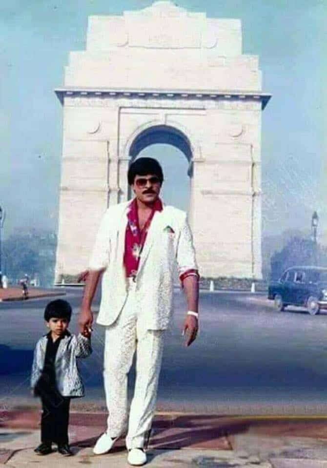ఇండియా గేట్ వద్ద తన కొడుకు రామ్ చరణ్ తో చిరంజీవి 