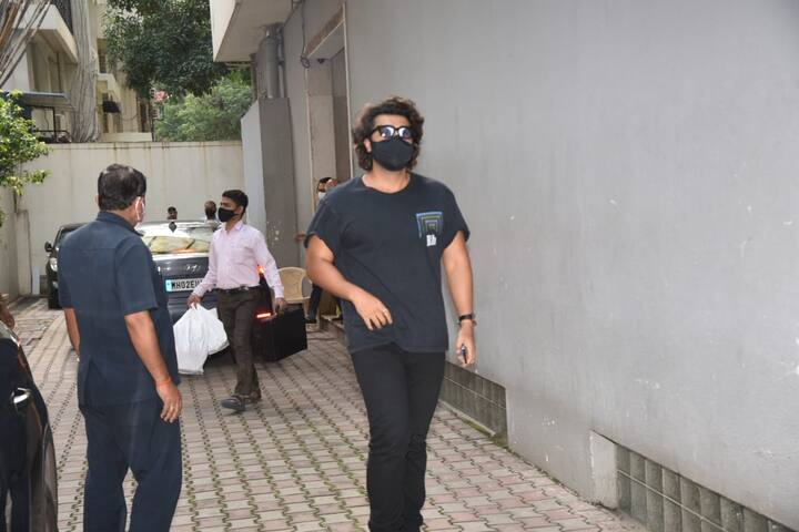 एक्टर अर्जुन कपूर अपने एक दोस्त के घर से बाहर निकलते हुए हुए स्पॉट हुए. उन्होंने ब्लू टी शर्ट और ब्लैक जींस पहना हुआ था.
