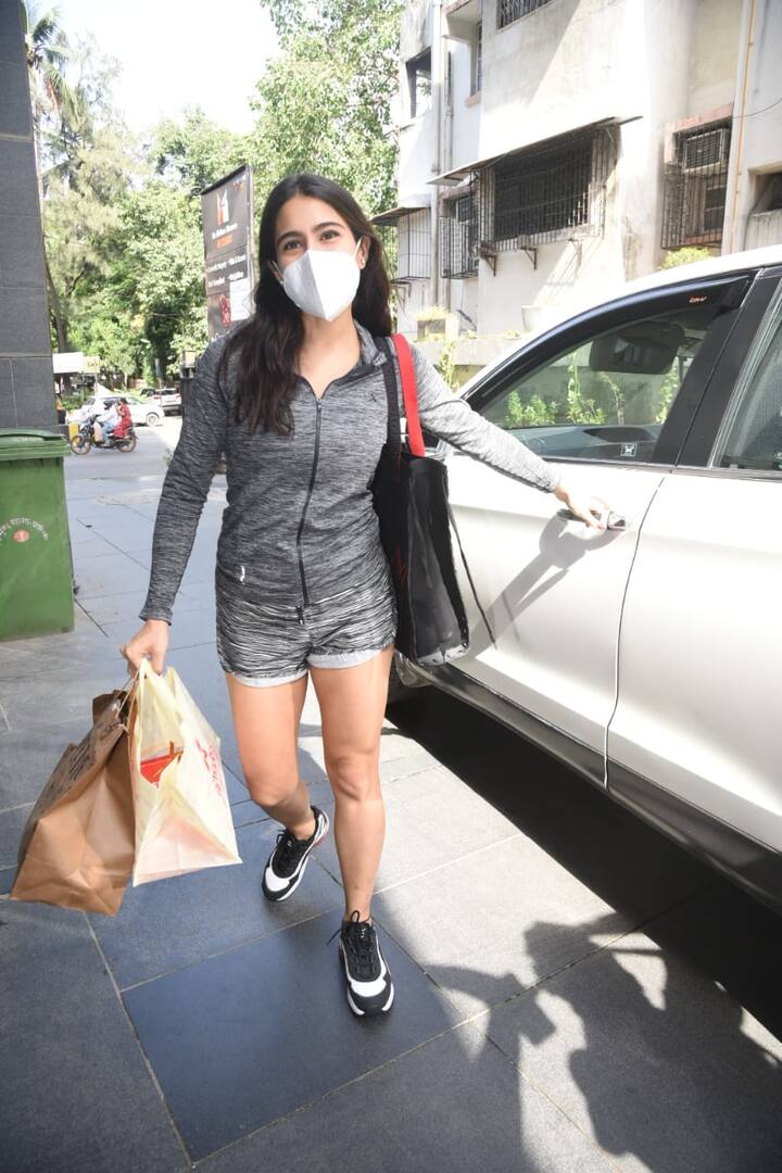 एक्ट्रेस सारा अली खान शॉपिंग कॉम्प्लैक्स के बाहर स्पॉट हुईं. उन्होंने हाथ में शॉपिंग बैग कैरी किया हुआ था. वह फुल स्लीव जैकेट और शॉर्ट में नजर आईं.