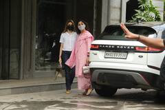 House Warming: सज-धज कर पापा के गृह प्रवेश पूजा में पहुंची कपूर सिस्टर्स , देखिए तस्वीरें