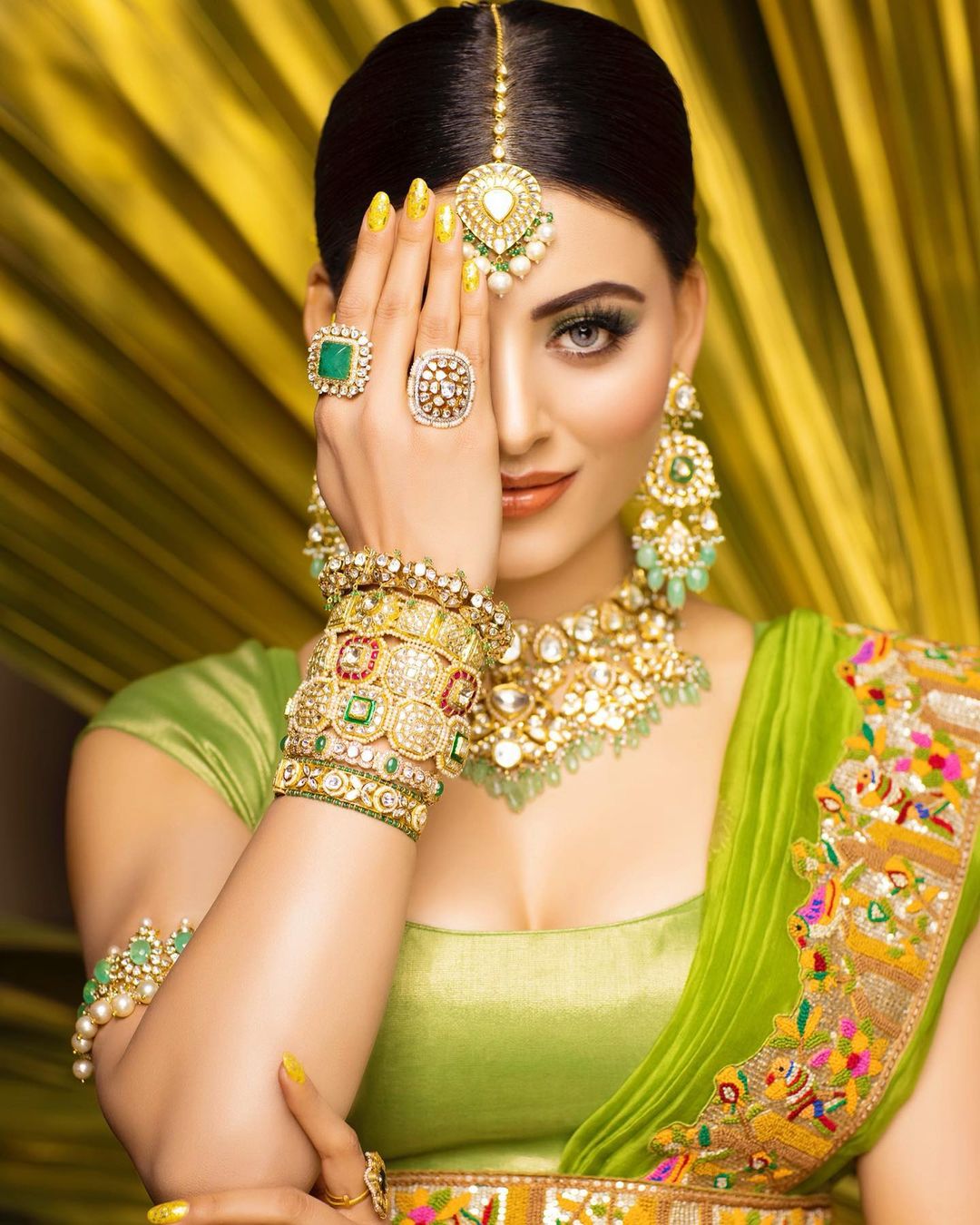Urvashi Rautela Bandhani Lehenga And Heavy Jewellery Look Worth 62 Lakhs Goes Viral Over Social Media | In Pics: उर्वशी रौतेला के 62 लाख की राजस्थानी बंधनी लहंगा और ज्वैलरी ने सबको