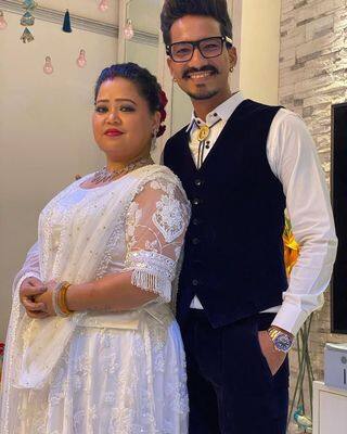 आपको जानकर खुशी होगी कि, कभी पूरे परिवार के साथ एक कमरे में रहने वालीं भारती आज करोड़ों के घर की मालकिन हैं. इतना ही नहीं भारती के पास कई महंगी गाड़ियों भी हैं. लेकिन सफलता की उंचाईयों पर पहुंचकर भी भारती कभी अपना पुराना समय नहीं भूली हैं. आज भले ही वो अर्श पर बैठी हों लेकिन उनके पैर फर्श पर ही टिके हैं.
