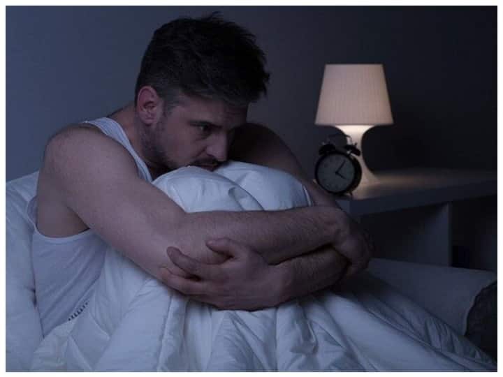 Alert! Why you need to stop these dangerous bed time habits right now? Know Alert! सोने के समय की इन खतरनाक आदतों को फौरन क्यों रोकना है जरूरी? जानिए