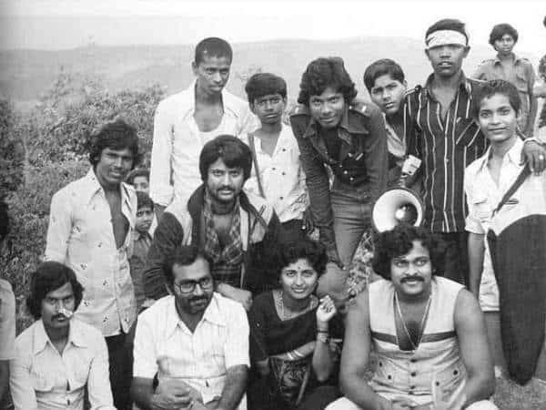 ఇండస్ట్రీకి వచ్చిన కొత్తల్లో మెగాస్టార్.. ఈ ఫోటోలో మోహన్ బాబు కూడా కనిపిస్తున్నారు. 