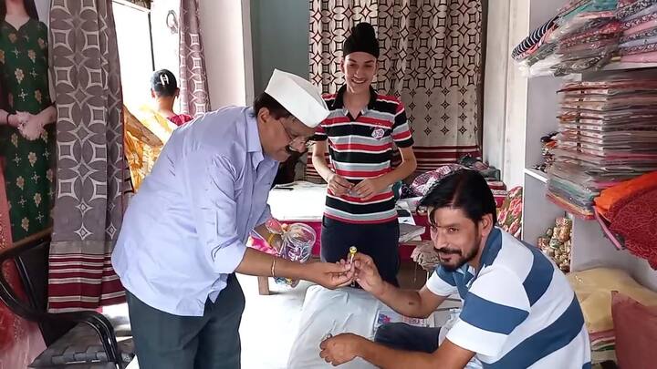 ਬਠਿੰਡਾ ਦੇ ਪਰਸ ਰਾਮ ਨਗਰ ਚੌਕ ਵਿਖੇ ਅੱਜ ਸਾਬਕਾ MC ਵਿਜੇ ਸ਼ਰਮਾ ਵੱਲੋਂ ਅਨੌਖਾ ਪ੍ਰਦਰਸ਼ਨ ਕੀਤਾ ਗਿਆ।