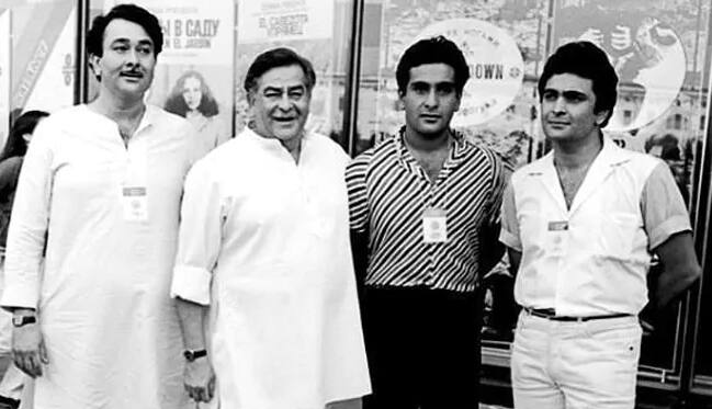 राज कपूर - अब बात कपूर परिवार की. राजकपूर 5 बच्चों के पिता बने. जिनमें तीन लड़के (रणधीर कपूर, ऋषि कपूर और राजीव कपूर) थे तो 2 लड़कियां. कपूर परिवार इंडस्ट्री का सबसे पुराना परिवार माना जाता है जिसकी हर पीढ़ी सिनेमा से जुड़ी है.(फोटो - सोशल मीडिया)