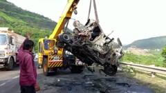 Raigad Accident : मुंबई-पुणे महामार्गावरच्या अपघाताचा व्हिडीओ, कार आणि कंटेनरचा भीषण अपघात