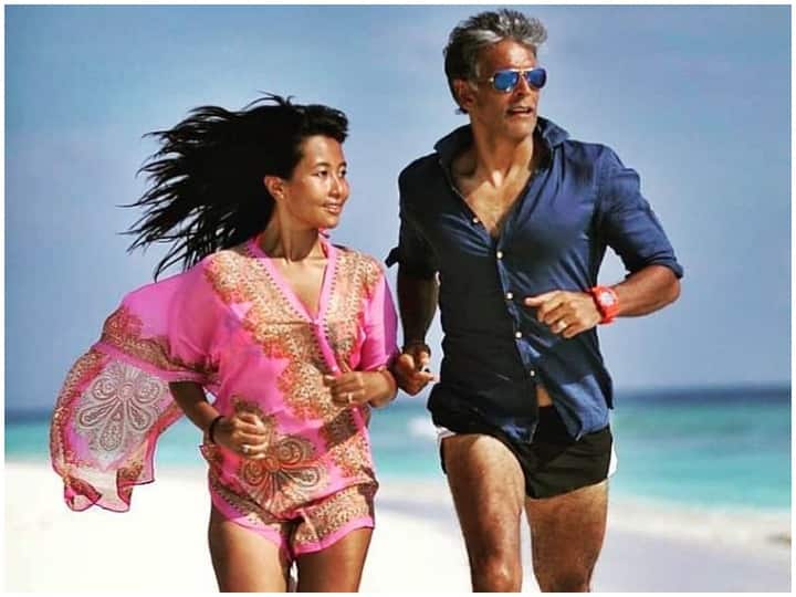 Bollywood actor Milind Soman and Ankita Konwar throwback photo long walk from Portugal to Spain अंकिता कोंवर सोबत मिलिंद सोमणचा पोर्तुगाल ते स्पेन पायी प्रवास, शेअर केला थ्रोबॅक फोटो