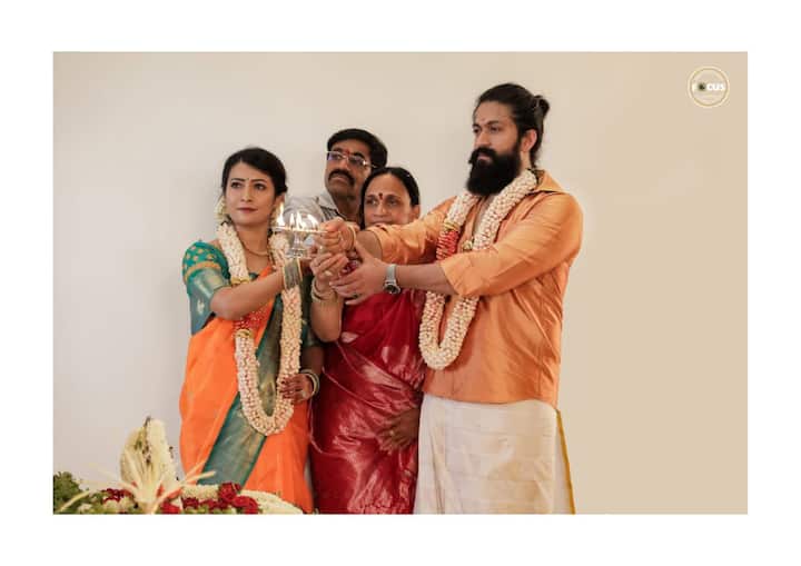 इस मौके पर यश का पूरा परिवार उनके साथ मौजूद था.