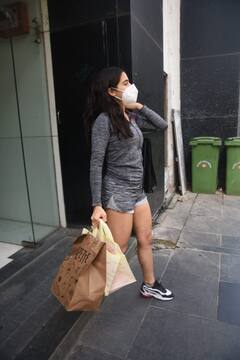 जिम वियर में Sara Ali Khan और हाथ में मिठाई का डिब्बा, आखिर इस अंदाज में कहां जाने के लिए निकलीं सारा?