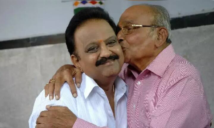 కె.విశ్వనాథ్.. ఎస్పీబీని ఆప్యాయంగా దగ్గరకు తీసుకొని ముద్దాడుతున్న ఫోటో 