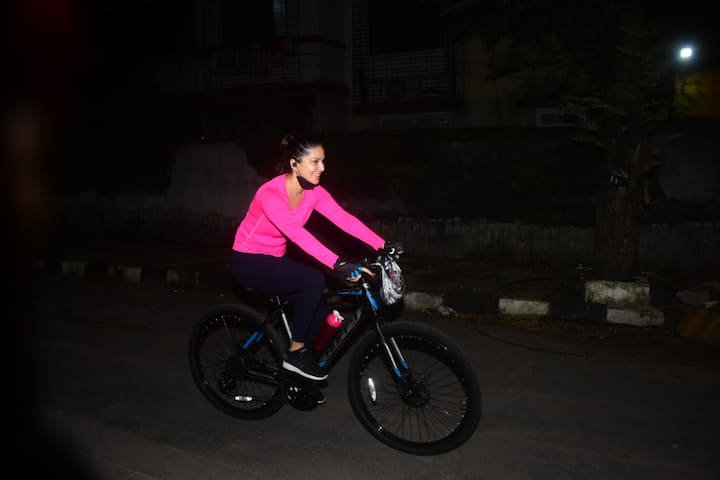 সোশ্যাল মিডিয়ায় খুবই সক্রিয় সানি লিওন। মাঝেমধ্যেই তাঁর ব্যক্তিগত ও পেশাদার জীবন সম্পর্কে আপডেট তাঁর অনুরাগীদের কাছে জানিয়ে থাকেন। এবার তাঁকে মুম্বইয়ের জুহুতে সাইকেল চালাতে দেখা গেল।