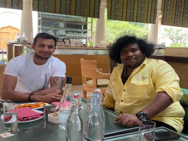 indian cricket player T Natrajan met with actor Yogi Babu photos viral on internet Natrajan met Yogi Babu: நடராஜன் - யோகி பாபு சந்திப்பு.. கவனம் பெற்ற ‘தல’ தோனி - வைரலாகும் புகைப்படம்