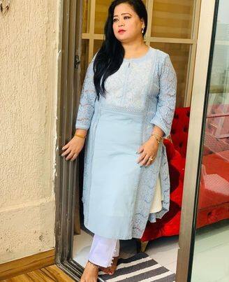 ये मौका था द ग्रेट इंडियन लाफ्टर चैलेंज का. जो टीवी का सबसे अलग शो था. इस शो ने भारती को नई पहचान दी और उनके फैमिली की खुशियां भी लौट आईं. इससे पहले वो बहुत ही दुख भरी जिंदगी जी रही थीं जिसका जिक्र आते ही आज भी भारती की आंखें नम हो जाती है. (फोटो - सोशल मीडिया)