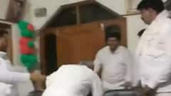 भतीजे को जिताने के लिए जिला पंचायत सदस्यों के पैरों पर गिरे SP के पूर्व सांसद