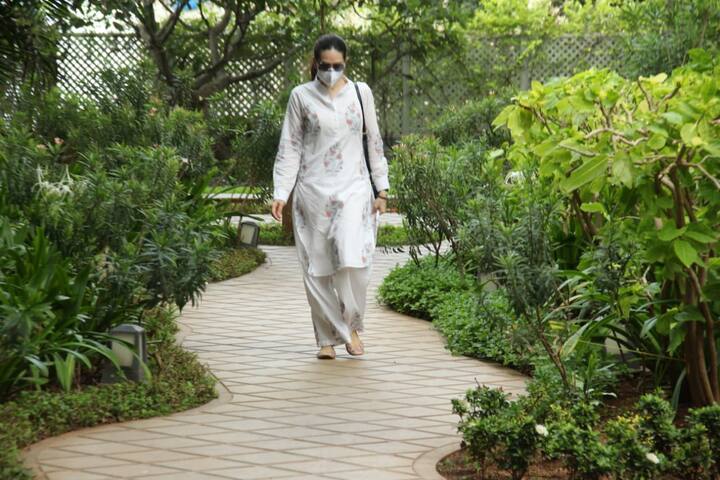 करिश्मा की बेटी भी अपने नान के घर की पूजा के लिए उनके साथ पहुंची थी.