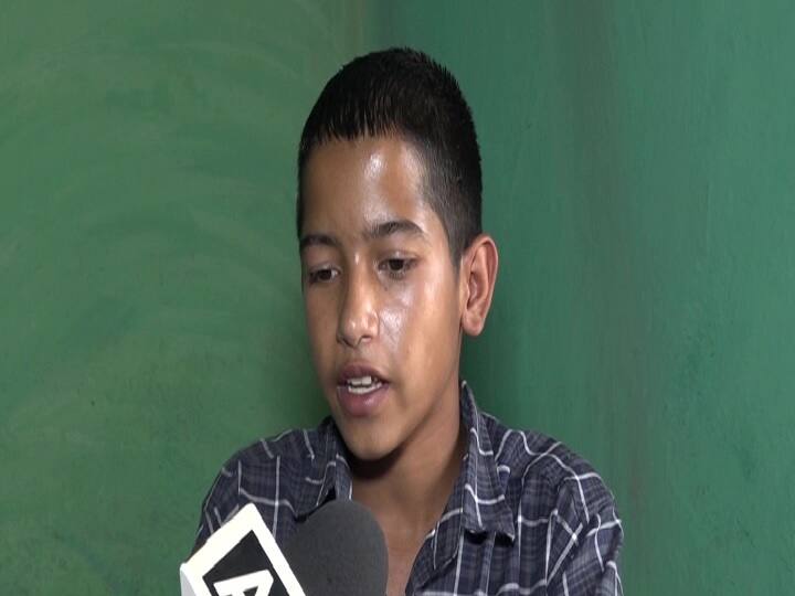 जम्मू-कश्मीर: ऑनलाइन क्लासेस के लिए नहीं था कोई फोन, फिर भी दसवीं में 98.6% अंकों के साथ मनदीप बना जिला टॉपर Jammu and Kashmir: No Phone For Online Classes, Mandeep Tops District With 98 Percent In Class 10 जम्मू-कश्मीर: ऑनलाइन क्लासेस के लिए नहीं था कोई फोन, फिर भी दसवीं में 98.6% अंकों के साथ मनदीप बना जिला टॉपर