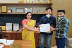 Dhule : धुळ्यातील दोन तरुणांची कमाल, अत्याधुनिक वेबसाईट निर्माण करुन शाळेचं काम केलं सोपं