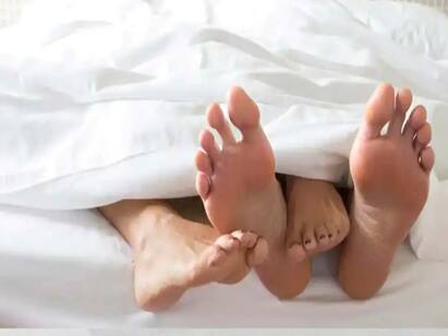 student caught having during online class in Vietnam ஆன்லைன் வகுப்பின்போது உடலுறவு.. ஆஃப் ஆகாத கேமராவால் சிக்கிய இளைஞர்!