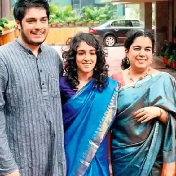 રીના દત્તા પોતાની દીકરી ઇરા ખાન અને જુનૈદ ખાનની સાથે. રીના દત્તા પોતાના બાળકોને ખુબ પ્રેમ કરે છે. તેમના તમામ કામોને સપોર્ટ કરે છે.