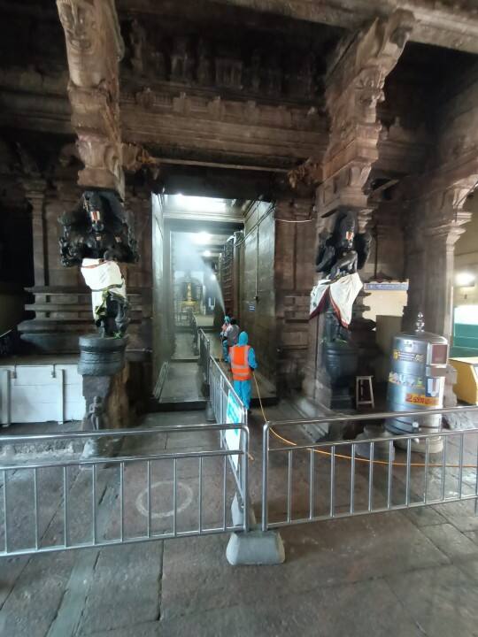 கிருமி நாசினி தெளிக்கும் பணி