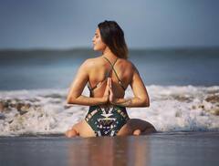 In Pics: समुद्र के किनारे बिकिनी में योग करती दिखीं Aashka Goradia, देखें बेहद बोल्ड तस्वीरें