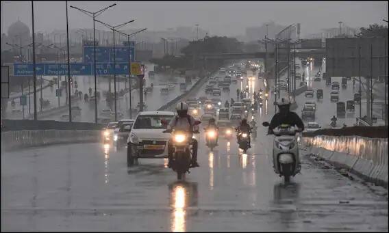 তীব্র তাপদাহের পর অবশেষে স্বস্তি। গতকাল, দিল্লির একাধিক জায়গায় বৃষ্টি হয়।