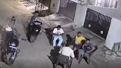 જામનગરમાં જાહેર માર્ગ પર ઢોરનો ત્રાસ, સોસાયટીની બહાર ખુરશીમાં બેસેલા લોકોને રખડતા પશુઓએ લીધા અડફેટે