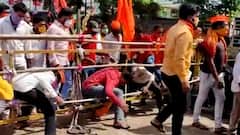 Solapur Maratha Akrosh Morcha : पोलिसांनी लावलेले बॅरिकेटिंग ओलांडून आंदोलक आंदोलनस्थळी