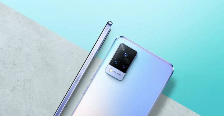 ਪਿਛਲੇ ਸਾਲ ਪੇਟੈਂਟ ਕੀਤਾ ਸੀ ਫ਼ਾਈਲ: ਵੀਵੋ (Vivo) ਨੇ ਪਿਛਲੇ ਸਾਲ ਇਸ ਸਮਾਰਟਫੋਨ ਦੇ ਡਿਜ਼ਾਈਨ ਲਈ ਇੱਕ ਪੇਟੈਂਟ ਦਾਖਲ ਕੀਤਾ ਸੀ, ਜਿਸ ਅਨੁਸਾਰ ਇਸ ਵੀਵੋ ਫੋਨ ਵਿੱਚ ਇੱਕ ਫਲਾਇੰਗ ਕੈਮਰਾ ਮਿਲੇਗਾ। ਜਿਵੇਂ ਕਿ ਪੇਟੈਂਟ ਵਿੱਚ ਦੱਸਿਆ ਗਿਆ ਹੈ, ਇਹ ਕੈਮਰਾ ਫੋਨ ਦੀ ਬਾੱਡੀ ਤੋਂ ਵੱਖ ਹੋ ਜਾਵੇਗਾ ਅਤੇ ਫੋਟੋਆਂ ਨੂੰ ਕਲਿੱਕ ਕਰੇਗਾ ਤੇ ਡਰੋਨ ਦੀ ਤਰ੍ਹਾਂ ਉਡਾਣ ਭਰਨ ਵੇਲੇ ਵੀਡੀਓ ਵੀ ਬਣਾਏਗਾ। ਉਂਝ ਵੇਖਣ ਨੂੰ ਇਹ ਫੋਨ ਆਮ ਸਮਾਰਟਫੋਨਜ਼ ਵਰਗਾ ਹੀ ਹੋਵੇਗਾ। ਸਿਰਫ ਇਸਦਾ ਕੈਮਰਾ ਵਿਸ਼ੇਸ਼ ਹੋਵੇਗਾ।