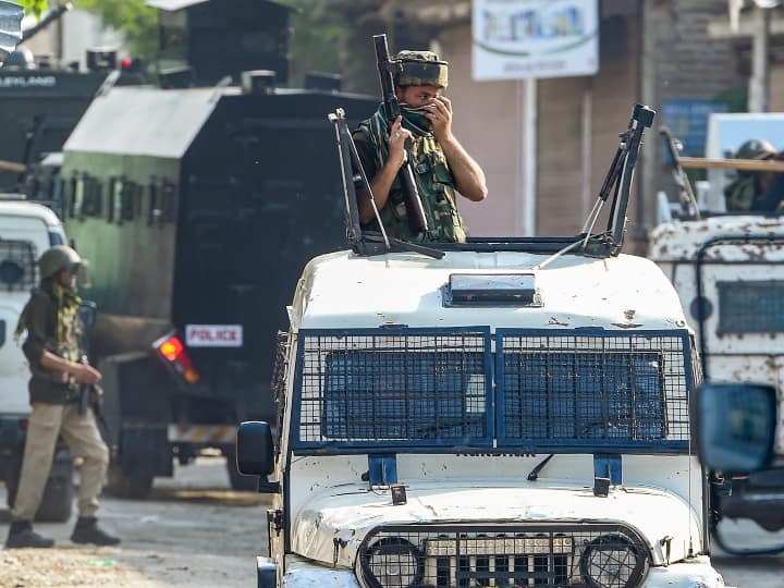 CRPF trooper injured after terrorists hurled grenade towards security forces in Srinagar distric स्वतंत्रता दिवस से पहले  श्रीनगर में आतंकियों ने सुरक्षाबलों पर ग्रेनेड फेंका, CRPF का एक जवान घायल