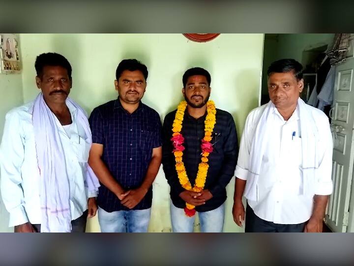 Three brothers became officers, sons of Pangri village in Ardhapur taluka शेतकरी पुत्रांची जिद्द, तीन सख्खे भाऊ बनले अधिकारी, अर्धापुर तालुक्यातील पांगरी गावचे सुपूत्र