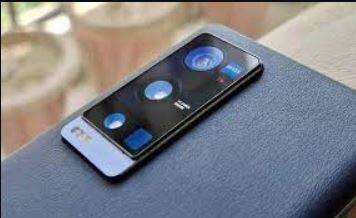 ਟੱਕਰ ਤੋਂ ਬਚੇਗਾ ਕੈਮਰਾ: ਵੀਵੋ ਦੇ ਇਸ ਵੱਖ ਹੋਣ ਵਾਲੇ ਕੈਮਰੇ 'ਚ ਮਾਡਿਯੂਲ 'ਚ ਚਾਰ ਪ੍ਰੋਪੈਲਰ ਦਿੱਤੇ ਗਏ ਹਨ, ਜਿਸ ਦੀ ਮਦਦ ਨਾਲ ਕੈਮਰਾ ਹਵਾ ਵਿਚ ਅਸਾਨੀ ਨਾਲ ਉਡਾਣ ਭਰ ਜਾਵੇਗਾ। ਫੋਨ ਦੀ ਬੈਟਰੀ ਤੋਂ ਇਲਾਵਾ ਇਕ ਹੋਰ ਬੈਟਰੀ ਦਿੱਤੀ ਗਈ ਹੈ। ਨਾਲ ਹੀ ਇਸ ਵਿਚ ਦੋ ਕੈਮਰਾ ਸੈਂਸਰ ਵੀ ਦਿੱਤੇ ਗਏ ਹਨ। ਇਸ ਤੋਂ ਇਲਾਵਾ ਇਸ ਫਲਾਇੰਗ ਕੈਮਰੇ ਵਿਚ ਦੋ ਇਨਫਰਾਰੈੱਡ ਸੈਂਸਰ ਵੀ ਲਗਾਏ ਗਏ ਹਨ, ਜੋ ਕਿ ਉਡਾਣ ਦੌਰਾਨ ਕੈਮਰਾ ਨੂੰ ਕਿਸੇ ਨਾਲ ਟਕਰਾਉਣ ਤੋਂ ਬਚਾਉਣਗੇ।