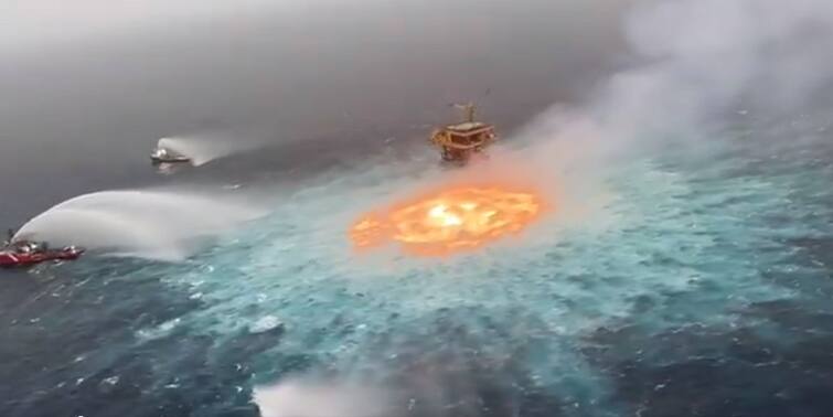 Fire Rages In The Middle Of Ocean in Mexico মাঝ সমুদ্রে দাউ দাউ করে জ্বলছে বিধ্বংসী আগুন! নেটমাধ্যমে ভাইরাল ভিডিও