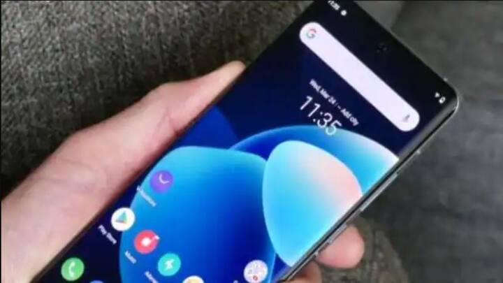 ਮਿਲੇਗਾ ਫ਼ਾਲੋ ਮੋਡ: ਵੀਵੋ ਆਪਣੇ ਉਡਣ ਵਾਲੇ ਕੈਮਰੇ 'ਚ ਬਹੁਤ ਖਾਸ ਟੈਕਨਾਲੋਜੀ ਦੀ ਵਰਤੋਂ ਕਰੇਗੀ, ਜਿਸ 'ਚ ਯੂਜ਼ਰ ਨੂੰ ਫਾਲੋ ਮੋਡ ਮਿਲੇਗਾ। ਇਸ ਵਿਚ ਕੁਝ ਏਅਰ ਜੈਸਚਰਜ ਵੀ ਦਿੱਤੇ ਜਾ ਸਕਦੇ ਹਨ। ਭਾਵੇਂ ਹਾਲੇ ਇਹ ਖੁਲਾਸਾ ਨਹੀਂ ਕੀਤਾ ਗਿਆ ਹੈ ਕਿ ਇਹ ਫੋਨ ਕਦੋਂ ਲਾਂਚ ਹੋਵੇਗਾ। ਇਹ ਵੀ ਅਜੇ ਸਪੱਸ਼ਟ ਨਹੀਂ ਹੈ ਕਿ ਇਹ ਸਫਲ ਹੋਵੇਗਾ ਜਾਂ ਨਹੀਂ। ਪਰ ਟੈਕਨੋਲੋਜੀ ਨਿਸ਼ਚਤ ਰੂਪ ਵਿੱਚ ਸਾਹਮਣੇ ਆਈ ਹੈ।