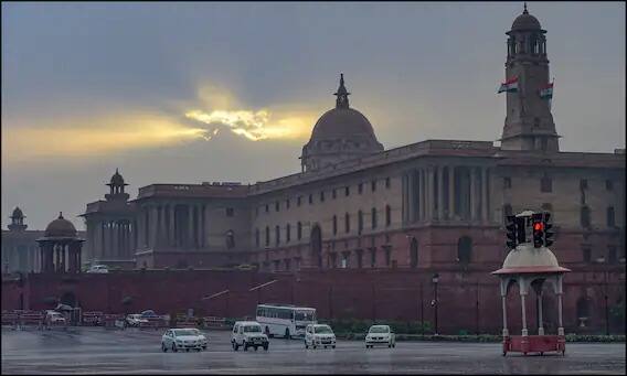 শুক্রবারই মৌসম ভবন জানিয়েছিল রাজধানী সহ পাশ্ববর্তী বেশ কিছু জায়গায় বৃষ্টিপাত হবে।