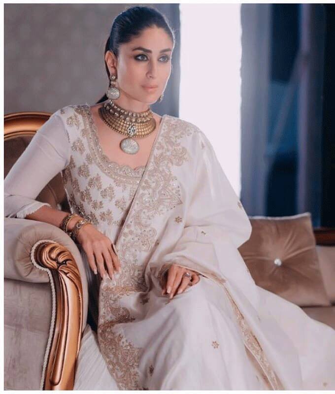 ऐसे कई मौके आए जब करीना कपूर किसी रीयल बेगम की तरह लगीं. उनका ड्रेसिंग स्टाइल, उनका कॉन्फिडेंस देखकर उनमें पटौदियों वाली हर खासियत नजर आती है. (फोटो - सोशल मीडिया)