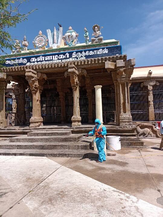 ஊழியர்கள் கிருமி நாசினி தெளிக்கும் பணி