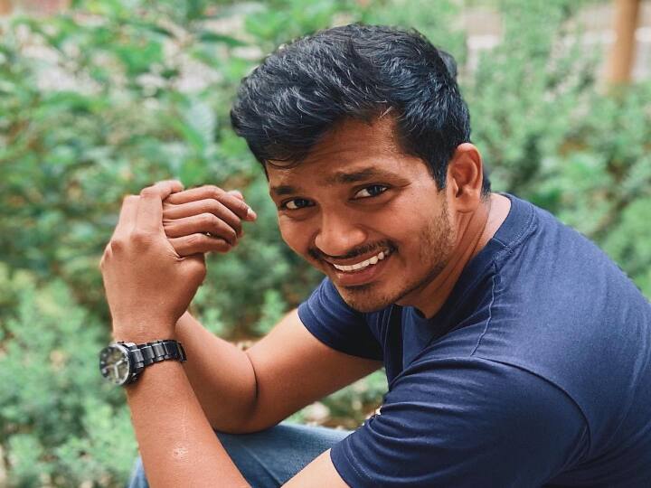 நடிகர் பிரகாஷ் ராஜ் உடன் காதலாகி என்னும் படத்தில் முதன் முதலில் அறிமுகம் ஆனார்