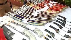 Aurangabad : औरंगाबादमध्यो मोठा शस्त्रसाठा जप्त; खेळण्यांच्या नावाखाली तलवारींची डिलिव्हरी