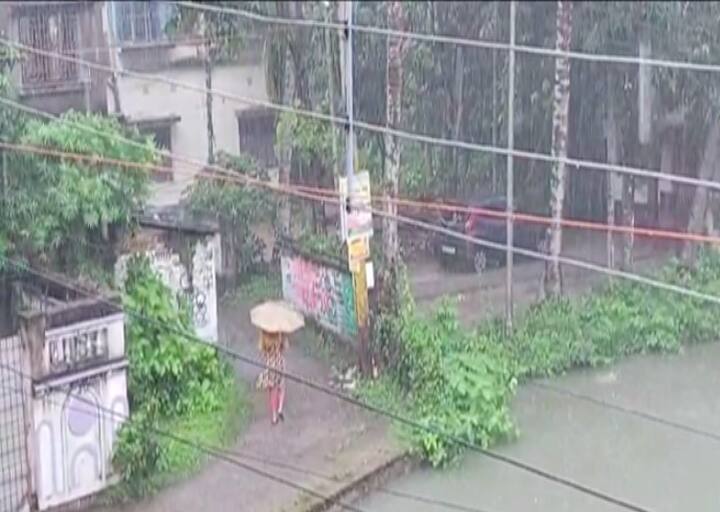 বেশ কয়েকদিন ধরেই প্রবল বৃষ্টি হচ্ছে উত্তরবঙ্গের জেলাগুলোতে। রবিবারও তার অন্যথা হয়নি।