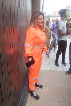 In Pics: मुंबई की सड़कों पर Rakhi Sawant ने बिखेरे जलवे, एकटक देखते रह गए फैंस, देखें तस्वीरें