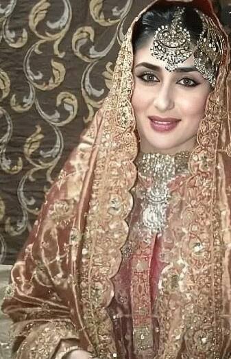 वैसे करीना ने पहले दिन से ही तैयारी कर ली थी कि वो पटौदी फैमिली के लिए सही च्वाइस बनकर दिखाएंगीं. शादी में भी उन्होंने पटौदियों का खानदानी शरारा पहना था जिसमें उनका बेगम वाला लुक खूब पसंद किया गया था. (फोटो - सोशल मीडिया)