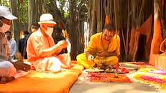 CM Yogi ने बरगद के वृक्ष के नीचे की पूजा-अर्चना, ऐसे की पौधरोपण कार्यक्रम की शुरुआत