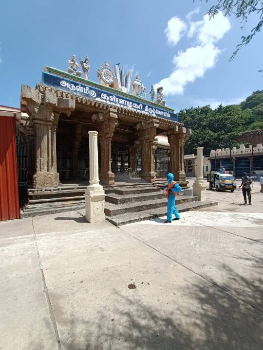 பக்தர்கள் அமரும் மண்டபத்தில் கிருமி நாசினி தெளிக்கும் பணி