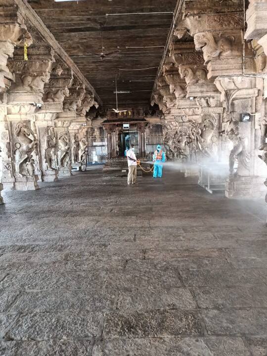 அழகர்கோயில் வளாகத்தில் கிருமி நாசினி தெளிக்கும் பணி