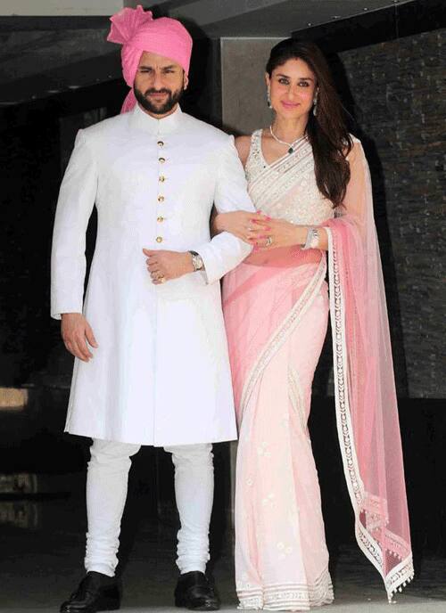 सोहा अली खान की शादी की ये तस्वीर इस बात को समझने के लिए एकदम परफेक्ट है. आल इन व्हाइट ट्रेडिशनल अटायर और पिंक साफा तो इसी पिंक कलर से मैचिंग साड़ी में करीना सैफ की परफेक्ट बेगम लग रही हैं. (फोटो - सोशल मीडिया)