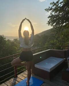 Sara Shares Pictures : উদীয়মান সূর্যের সামনে যোগা, সোশ্যাল মিডিয়ায় পছন্দের ছবি শেয়ার সারার