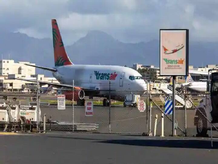 Boeing 737 cargo plane makes emergency landing on water in Hawaii ''வேறு வழியில்லை.. இங்கேயே இறக்குங்க..'' : நடுக்கடலில் விமானத்தை தரையிறக்கிய விமானிகள்!